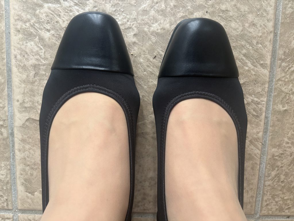 fitfitの黒パンプスを履いた足元